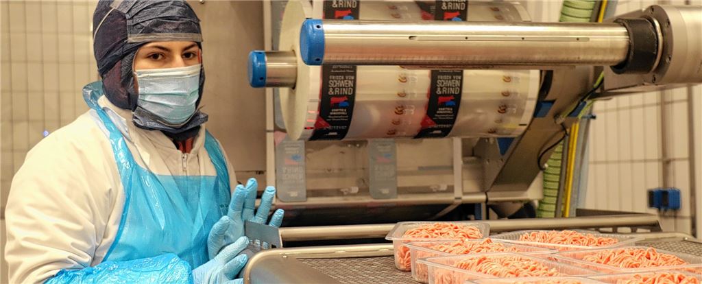 Akkordarbeit in der Kälte: Hackfleischschalen, die später beim Discounter ins Kühlregal einsortiert werden, verlassen das Fließband in der Produktion von Müller Fleisch in Birkenfeld. Foto: Wewoda