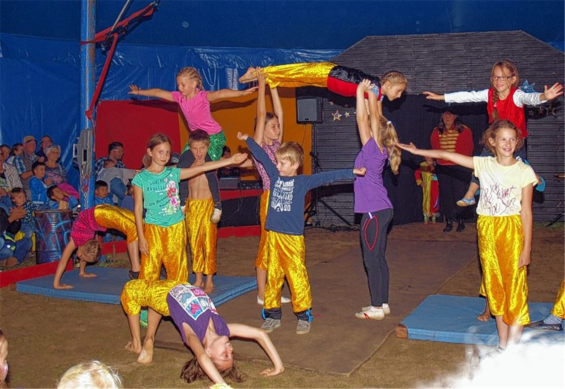 Kinder zeigen Können in der Manege