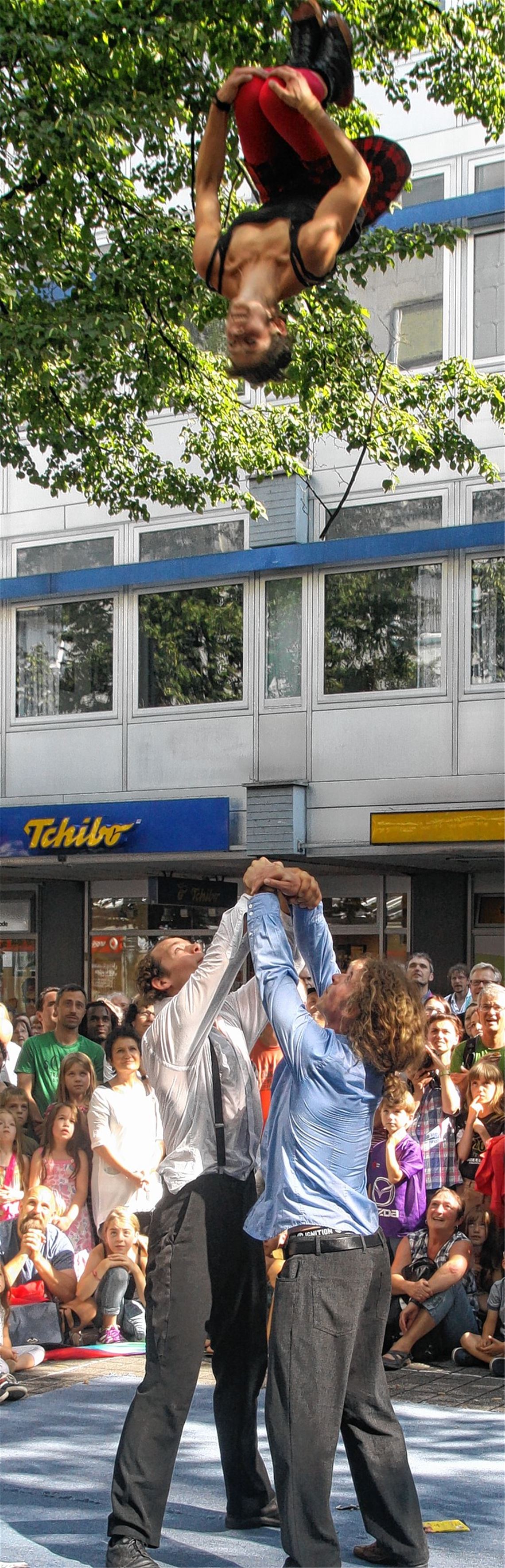Akrobatik auf hohem Niveau: Das Trio Sarchok zeigt turbulent sein Können. 