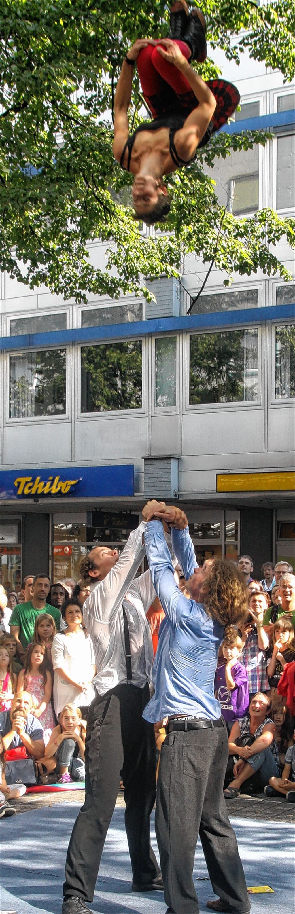 Akrobatik auf hohem Niveau: Das Trio Sarchok zeigt turbulent sein Können. 