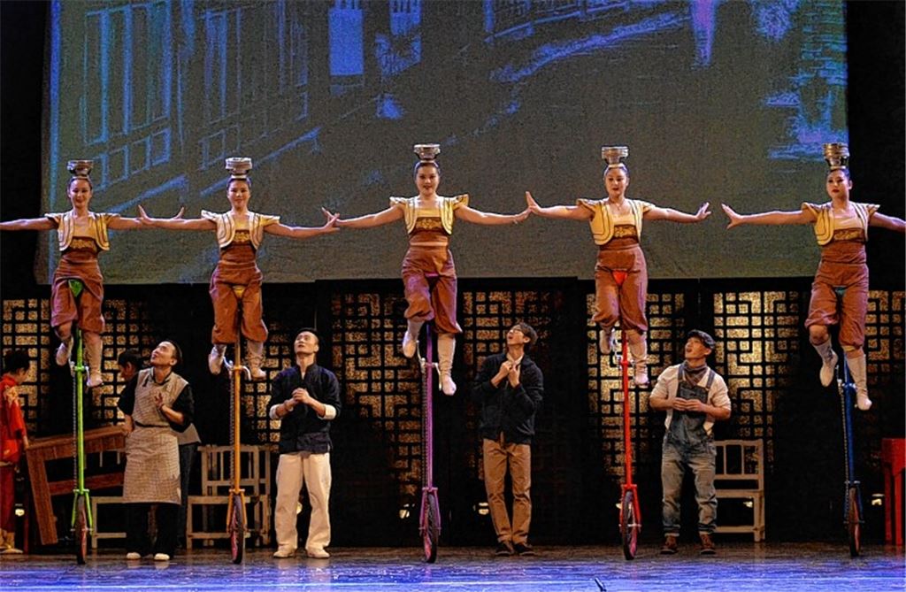 Akrobatik mit exotischem Flair.