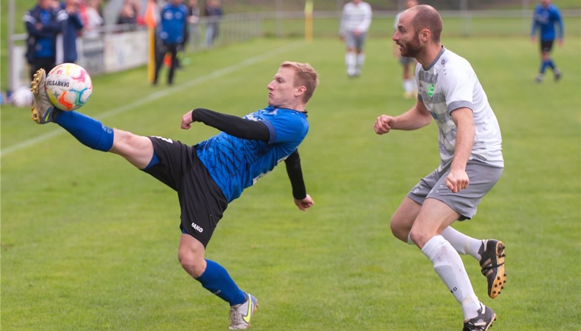 Akrobatisch: Der FC Viktoria Enzberg will sich in der Kreisliga Pforzheim auch beim FSV Buckenberg nach Punkten strecken – hier eine Szene gegen den FV 09 Niefern. Foto: Fotomoment
