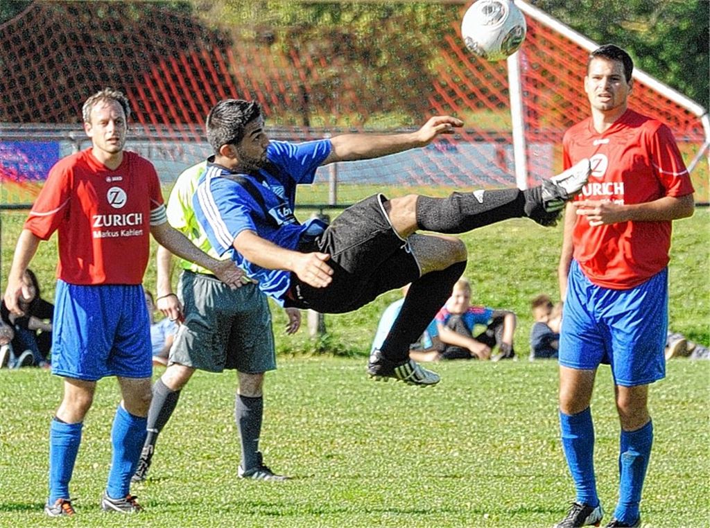 Akrobatisch: Der Fallrückzieher von Kadir Kara verfehlt sein Ziel, dennoch gelingen dem Enzberger Stürmer gegen Ötisheim zwei Tore. Foto: Fotomoment