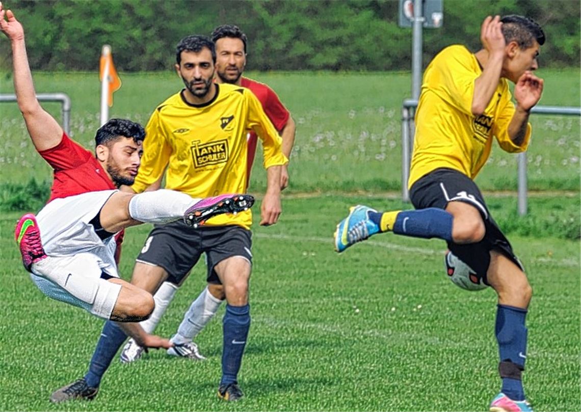 Akrobatisch schön, aber letztlich erfolglos: Nach dem 2:2 im Hinspiel hat der Türkische SV Mühlacker (rot-weiß) gegen den FV Lienzingen diesmal keine Chance Foto: Fotomoment