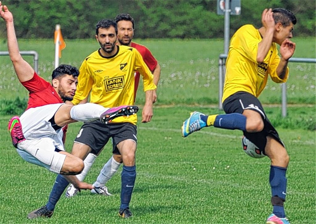 Akrobatisch schön, aber letztlich erfolglos: Nach dem 2:2 im Hinspiel hat der Türkische SV Mühlacker (rot-weiß) gegen den FV Lienzingen diesmal keine Chance Foto: Fotomoment