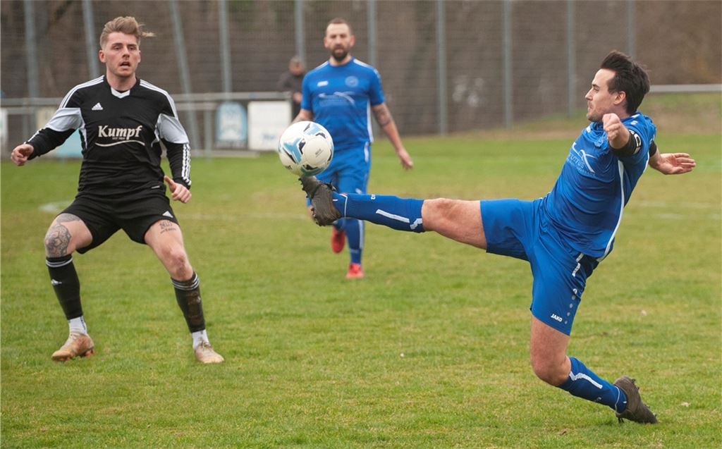Akrobatische Ballannahme: Der SV Illingen wirft gegen SGM Riexingen vor allem aber kämpferisch alles in die Waagschale.  Foto Fotomoment