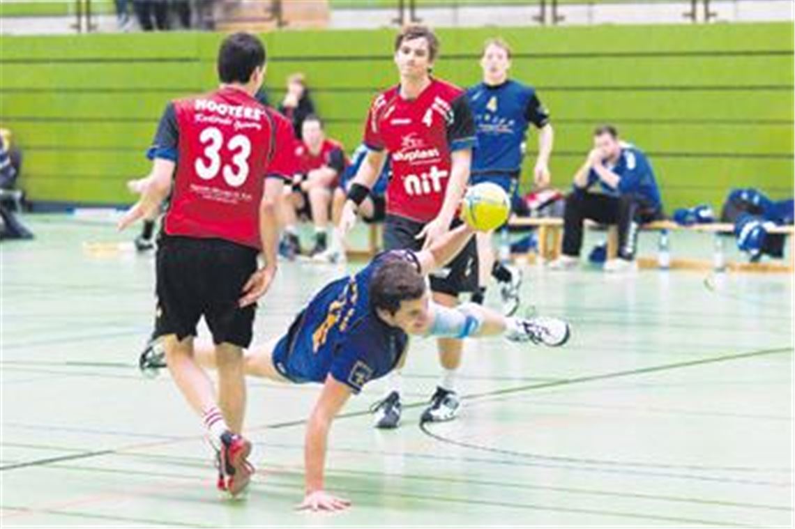 Akrobatische Einlage: Blau-Gelb Mühlacker, hier beim 33:28-Sieg über die HSG Rintheim Anfang Dezember, legt sich für den Klassenerhalt in der Landesliga quer.
Foto: Zschorsch