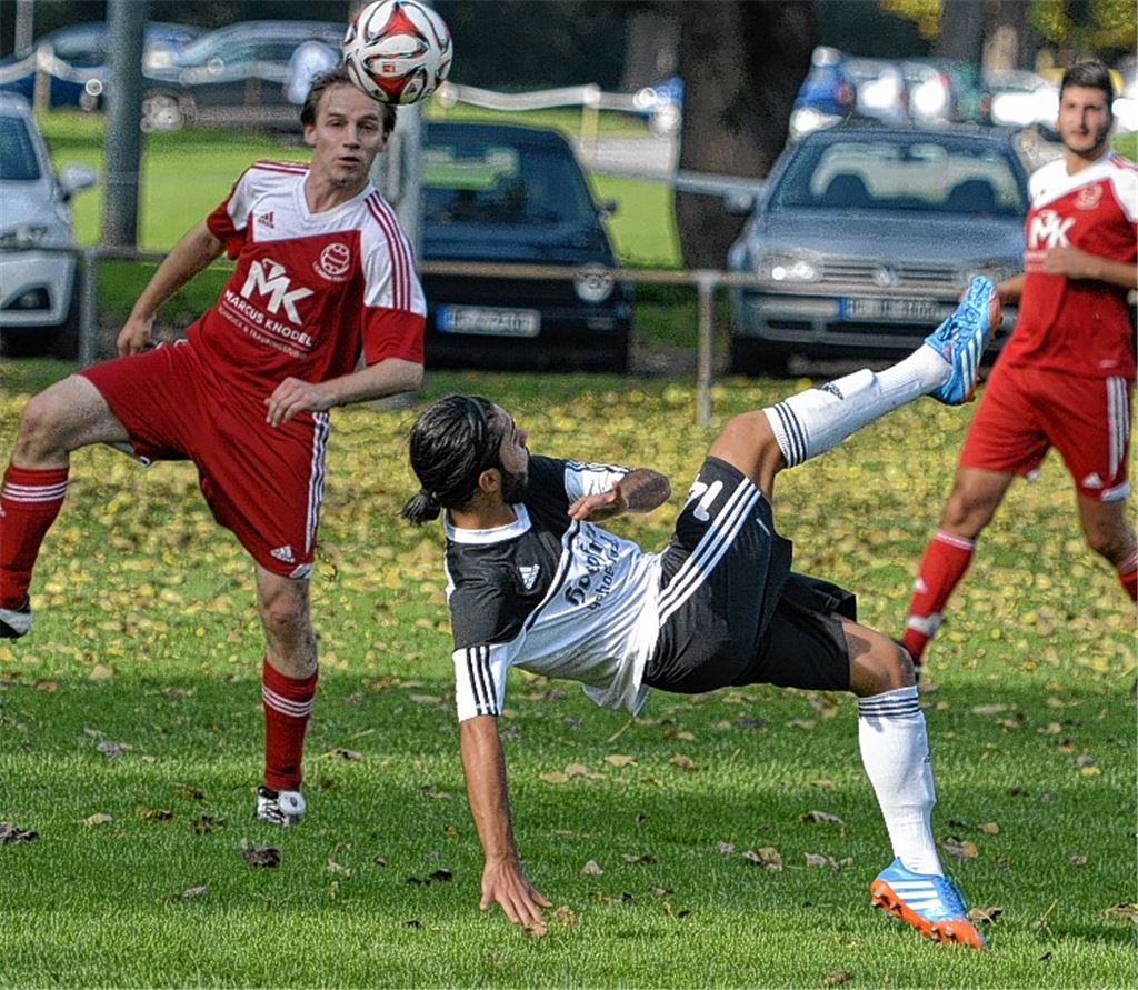 Akrobatische Einlage der Sportfreunde gegen den 1. FC Nussbaum.