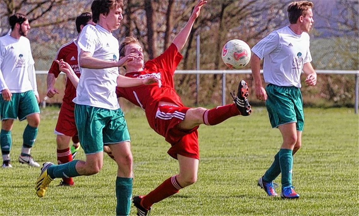 Akrobatische Einlage des TSV Großglattbach im Kellerduell gegen Hochdorf  Foto: Fotomoment