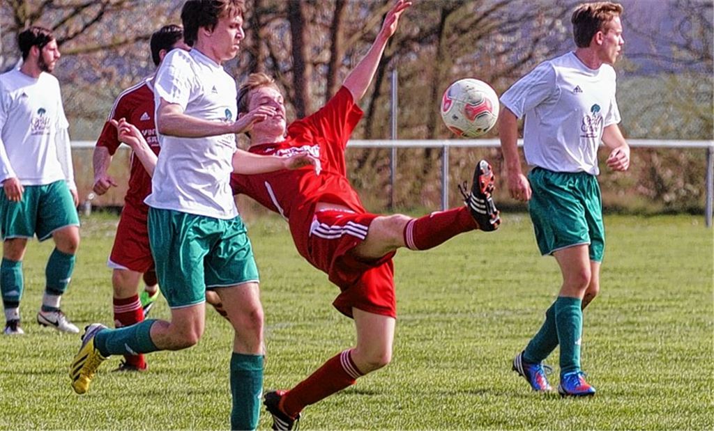 Akrobatische Einlage des TSV Großglattbach im Kellerduell gegen Hochdorf  Foto: Fotomoment