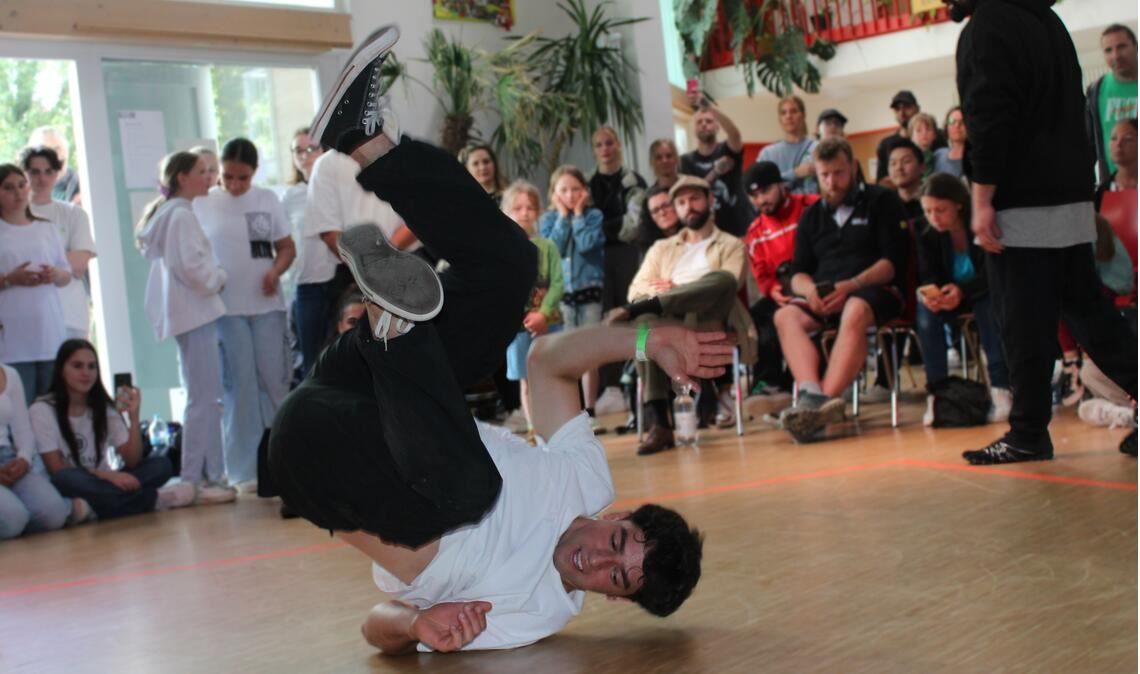 Akrobatische Figuren sind beim „Streetdance Battle“ an der Tagesordnung. Fotos: Gießler