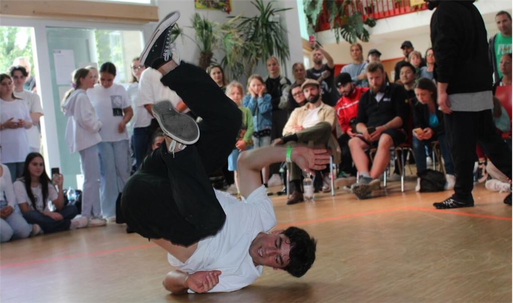 Akrobatische Figuren sind beim „Streetdance Battle“ an der Tagesordnung. Fotos: Gießler