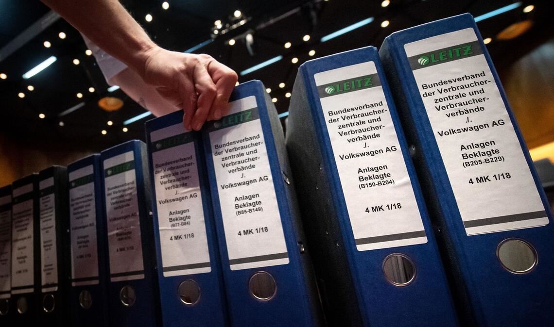 Aktenordner stehen vor Beginn der mündlichen Verhandlung zur Musterfeststellungsklage des Bundesverbands der Verbraucherzentralen und Verbraucherverbände gegen VW in der Stadthalle (Archivbild).