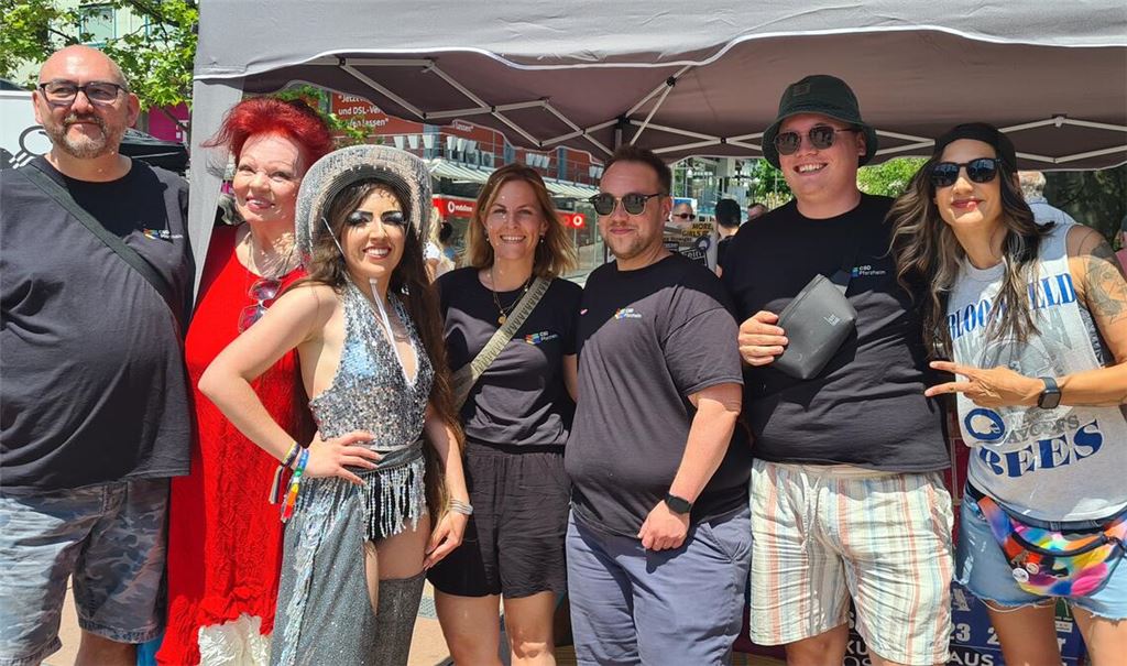 Akteure des ersten CSD in Pforzheim (v.li.): Timur Fuhrmann-Piontek, Laura Halding-Hoppenheit, eine Ikone der Schwulenbewegung, Dragqueen Startruck Darkness, Claudia Jancura, Caleb Davis, Abgeordneter Felix Herkens und DJ Sony Straight. Foto: Metzbaur