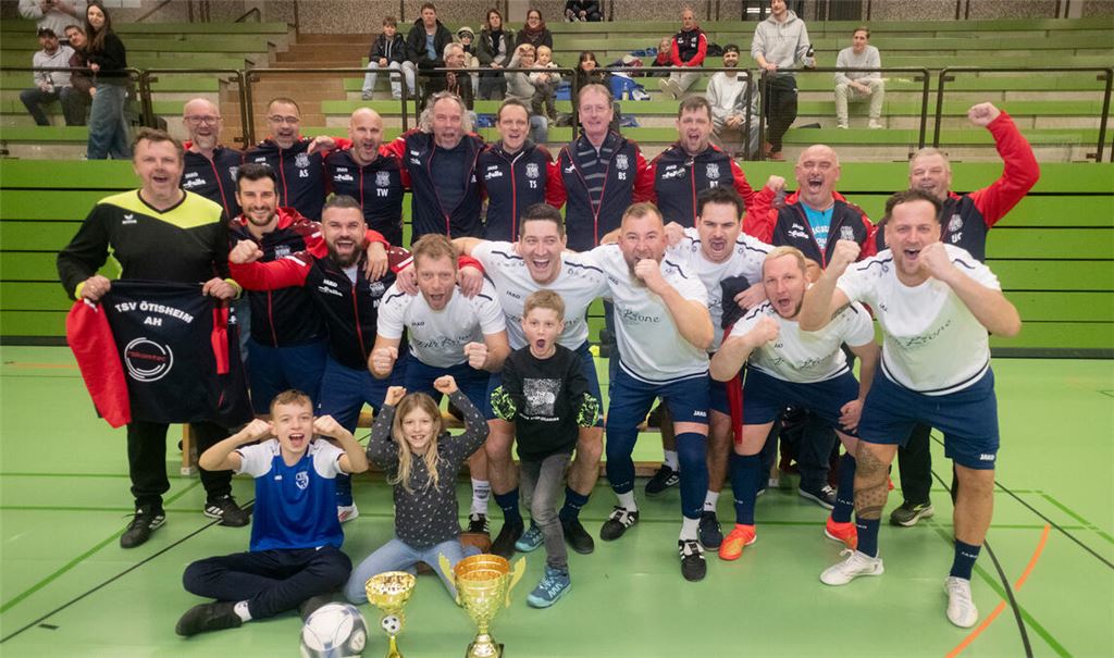 Akteure und Fans des TSV Ötisheim bejubeln den Erfolg beim Hallenstadtpokal-Turnier der AH-Teams, das am Samstag ausgetragen wurde.
