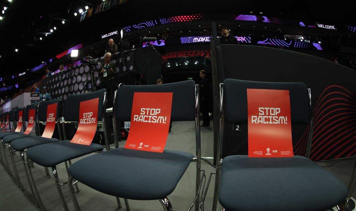 Aktion bei der EM: Schilder mit "Stop racism" in Tampere.