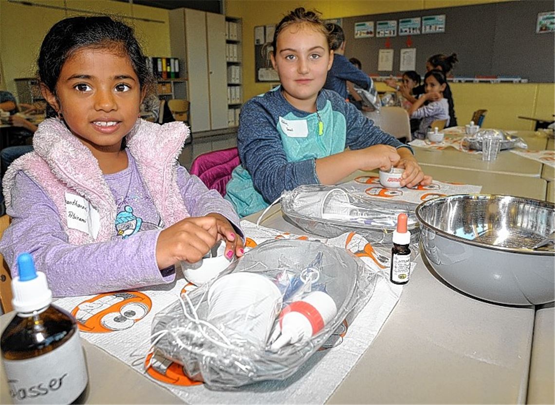 Kinder stellen ihre Zahnpasta selbst her