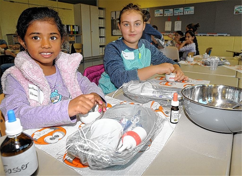 Kinder stellen ihre Zahnpasta selbst her
