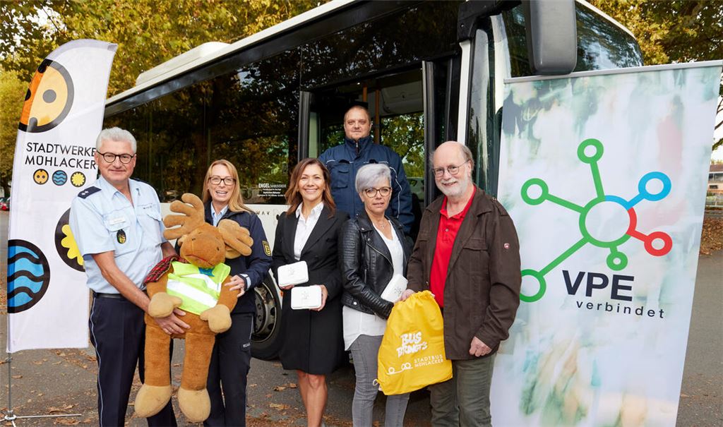 Aktiv fürs Schulbustraining in Mühlacker: Peter Weber (v.li.) und Bernadette Frisch, beide von der Jugendverkehrsschule Mühlacker, mit Maskottchen Rudi, Selma Cantürk (VPE), Sabine Bernecker, Sekretärin der geschäftsführenden Schulleitung, Rolf Aichelberger von den Stadtwerken Mühlacker sowie Busfahrer Girolamo Cicchetti (hinten). Foto: privat