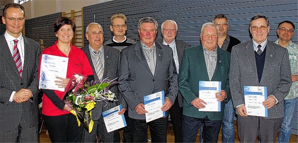 Aktive Musiker, die seit Jahrzehnten ihre Instrumente spielen, werden auf der Jahreshauptversammlung des Blasmusik-Kreisverbands geehrt. Einige der Jubilare stellen sich mit den Vorständen Gunther Krichbaum (li.) und Helmut Spiegel (6. v.. li.) zum Erinnerungsfoto auf. Foto: Helbig