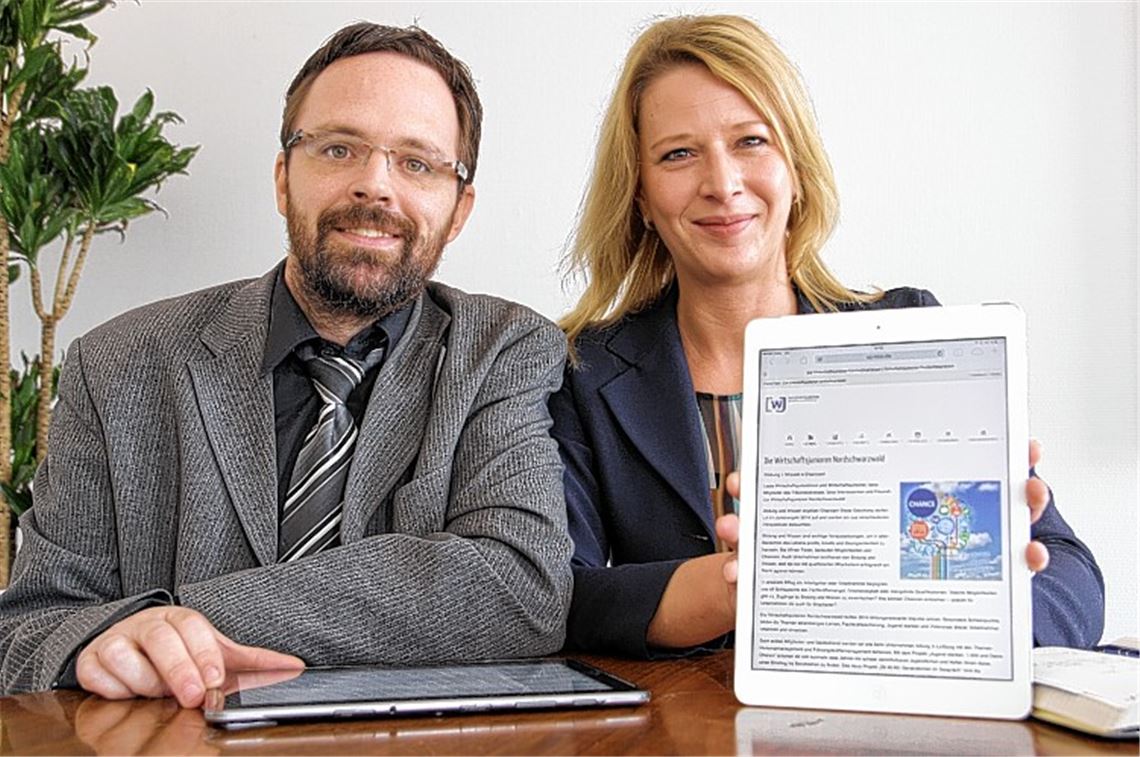 Aktive Wirtschaftsjunioren: Sascha Dick und Lydia Schüle werben für ihr Programm.