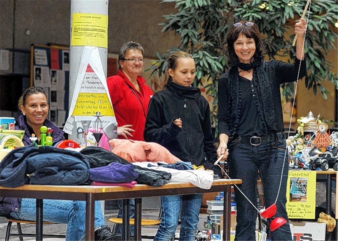 Aktiver Förderverein: Vorsitzende Petra Karst (re.) beim Flohmarkt.