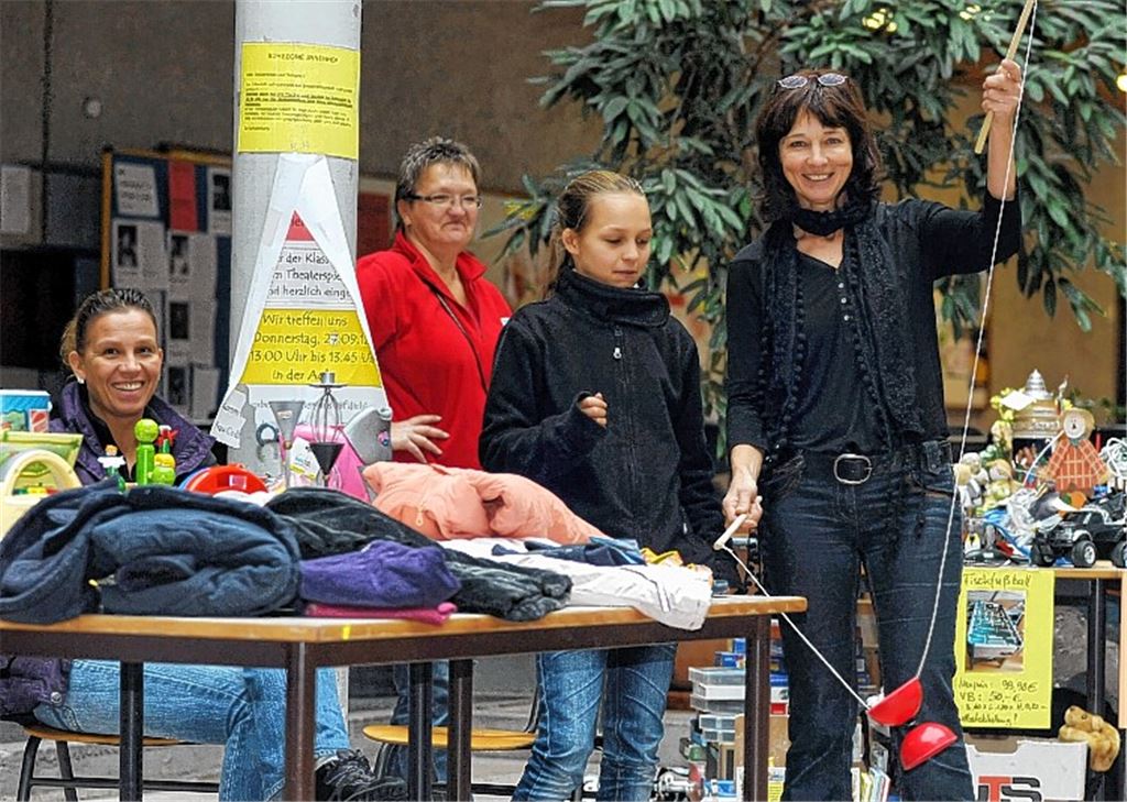 Aktiver Förderverein: Vorsitzende Petra Karst (re.) beim Flohmarkt.