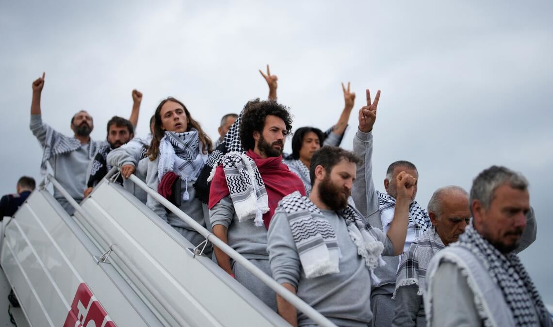 Aktivisten der Global Sumud Flotilla steigen bei der Ankunft auf dem Istanbuler Flughafen aus einem Flugzeug aus.