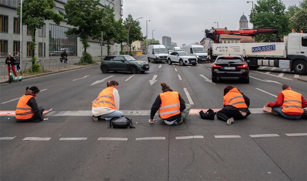 Aktivisten der Letzten Generation während einer Straßenblockade.