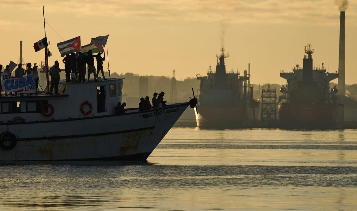 Aktivisten schwenken kubanische und palästinensische Fahnen auf dem Schiff "Maguro", das im Rahmen des Konvois "Nuestra America" (Unser Amerika) aus Mexiko mit humanitärer Hilfe eintrifft, in der Bucht von Havanna.