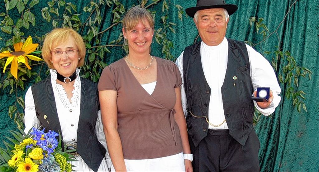 Aktivposten: Dieter und Inge Hagenbucher, hier mit Bürgermeisterin Sigrid Hornauer bei der Verleihung der Dorfentwicklungsmedaille.