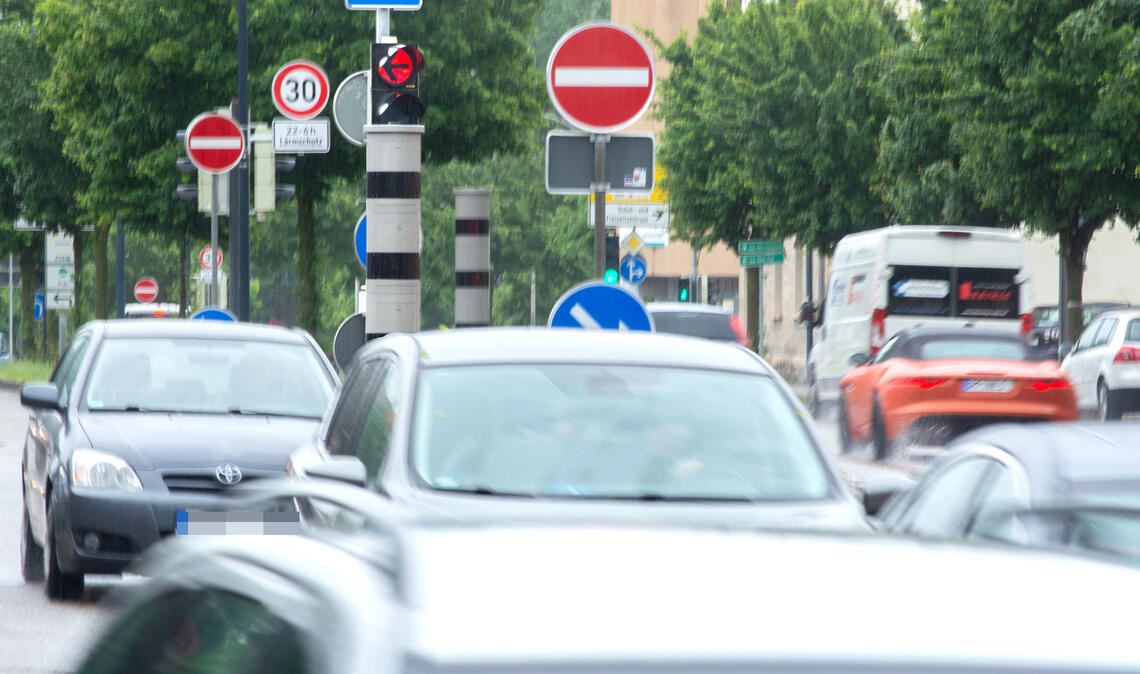 „Es ist keine Abzocke passiert“ Aktuell ist der Superblitzer an der B10-Kreuzung mit der Ötisheimer Straße außer Betrieb. Doch in den Monaten davor hat er der Stadtverwaltung viel Arbeit beschert. Foto: Archiv
