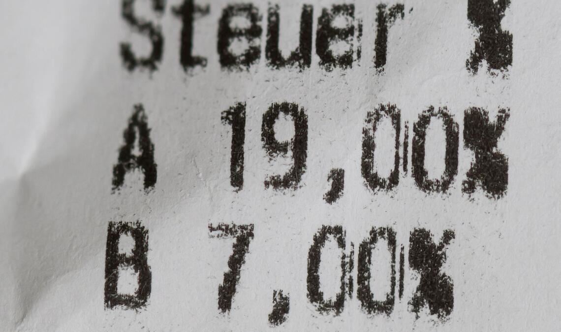 Aktuell liegt die Mehrwertsteuer für die meisten Produkte bei 19 Prozent. (Archivbild)