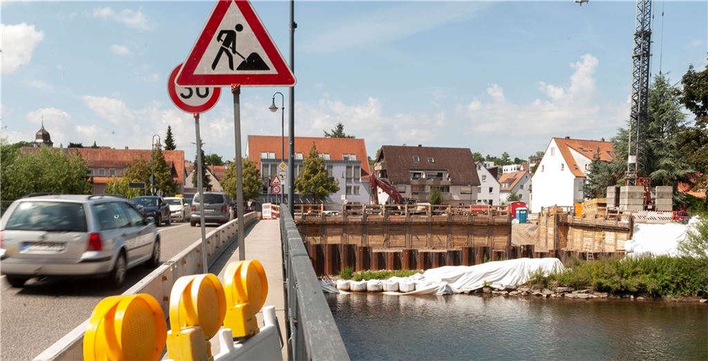 Aktuell wird nach Angaben des RP auf der Dürrmenzer Seite die sogenannte Pfahlkopfplatte hergestellt. Diese stellt die Verbindung zwischen den bereits eingebrachten Bohrpfählen im Baugrund und dem Widerlager dar, auf welchem die neue Brücke gelagert sein wird. Auf der Mühlacker Enzseite werden derzeit vorbereitende Arbeiten für die Herstellung der zweiten Baugrube ausgeführt.Fotomoment