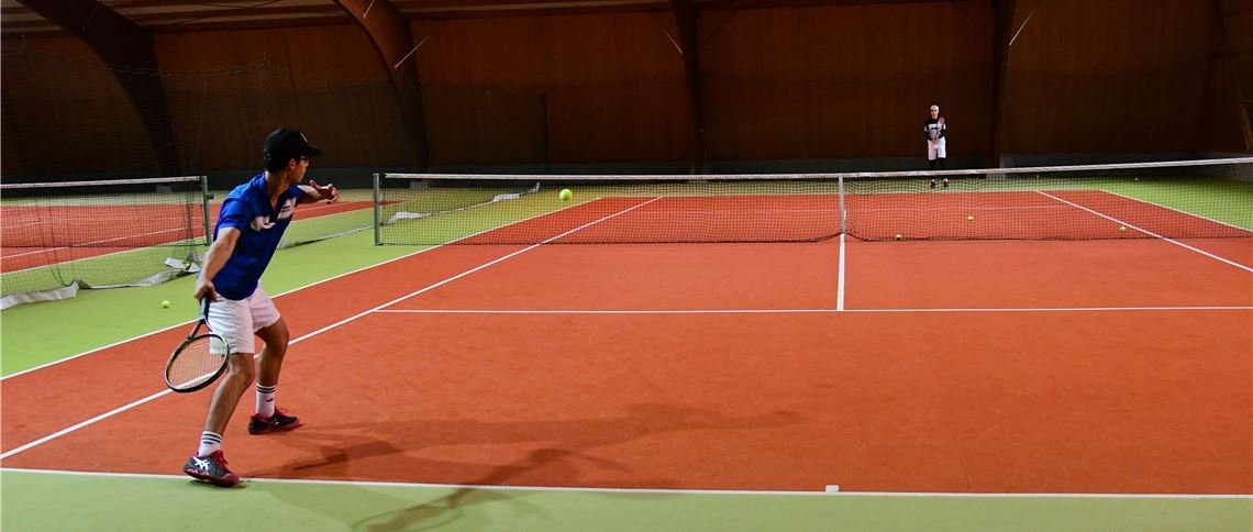 Aktuelle Corona-Regel: Drei Courts müssten frei sein, wenn zwei Sportler in der Wiernsheimer Halle Tennis spielen. Weil die Unterhaltskosten dafür zu hoch wären. bleibt die Halle zu.Schüller