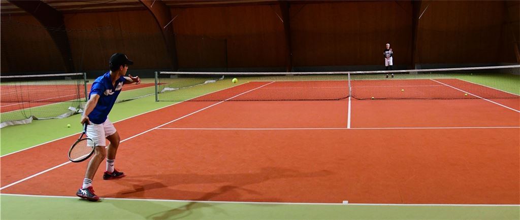 Aktuelle Corona-Regel: Drei Courts müssten frei sein, wenn zwei Sportler in der Wiernsheimer Halle Tennis spielen. Weil die Unterhaltskosten dafür zu hoch wären. bleibt die Halle zu.Schüller