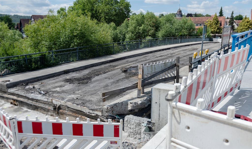 Aktuelle Momentaufnahme von Mittwoch. Immer wieder herrscht auf der Baustelle, wo unter anderem noch der Abriss der alten Herrenwaagbrücke ansteht, Stillstand. Foto: Fotomoment