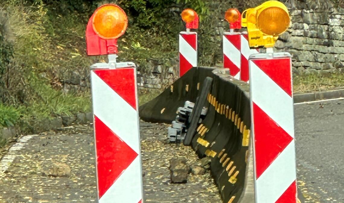 Aktuelle Momentaufnahme von der Mühlhäuser Steige: Weitere Steine, die aus der Felswand herausgebrochen sind, sind auf der gesperrten Fahrspur gelandet. Foto: privat