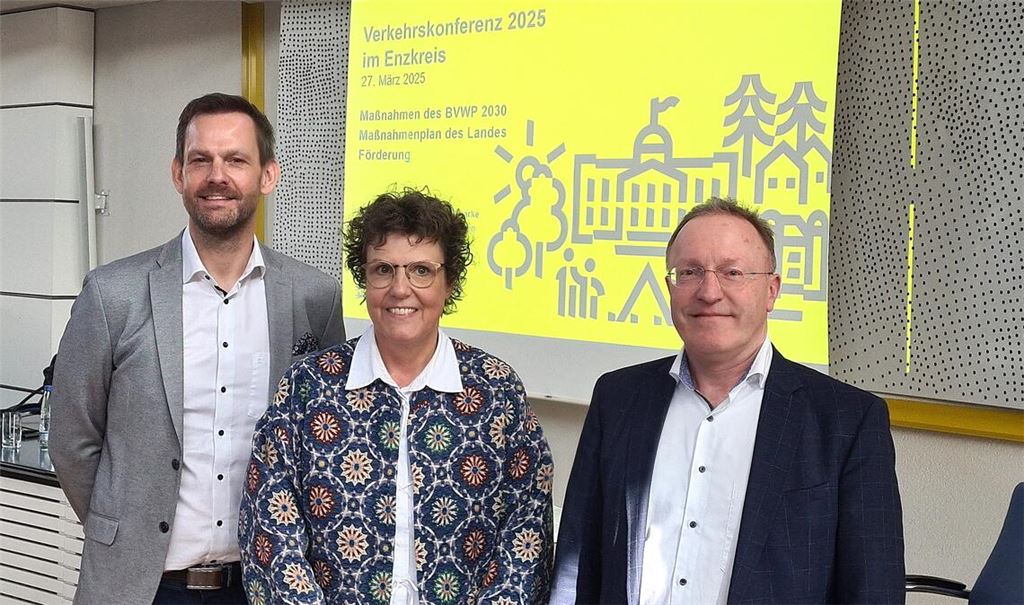 Aktuelle Verkehrsprojekte stellen Landrat Bastian Rosenau, Regierungspräsidentin Sylvia M. Felder und Abteilungspräsident Jürgen Sharke (v. li.) aus dem Regierungspräsidium Karlsruhe bei der zweiten Verkehrskonferenz des Enzkreises vor. Foto: Peche