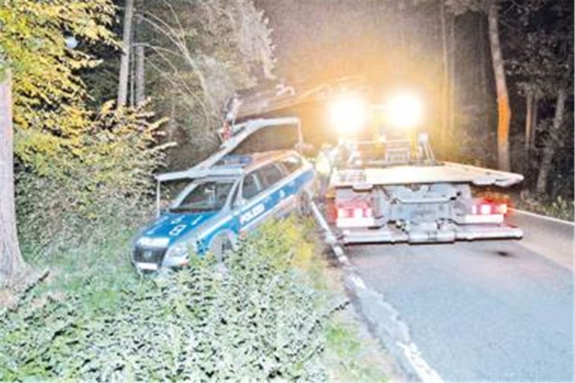 Aktueller Fall: Am Dienstagabend hat auf der Plattenwaldstrecke selbst die Polizei die Kurve nicht gekriegt. Die Beamten blieben bei ihrem Ausrutscher in den Straßengraben unverletzt. Foto: Tilo Keller