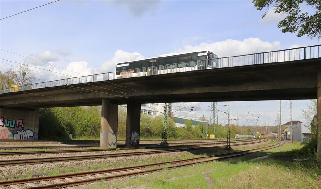 Akuter Sanierungsfall: Auf einer Mängel-Skala, die bis 4 reicht, erhält die Brücke über die Bahngleise in der „Lienzinger Straße“ die Note 3,9. Die alte stählerne Eisenbahnbrücke für Fußgänger und Radler beim Einkaufszentrum „Drehscheibe“ liegt bei 3,5 und die neue V7-Stabbogenbrücke, wo offenbar nur kleinere Eingriffe notwendig sind, bei 2,5. Foto: Schüller