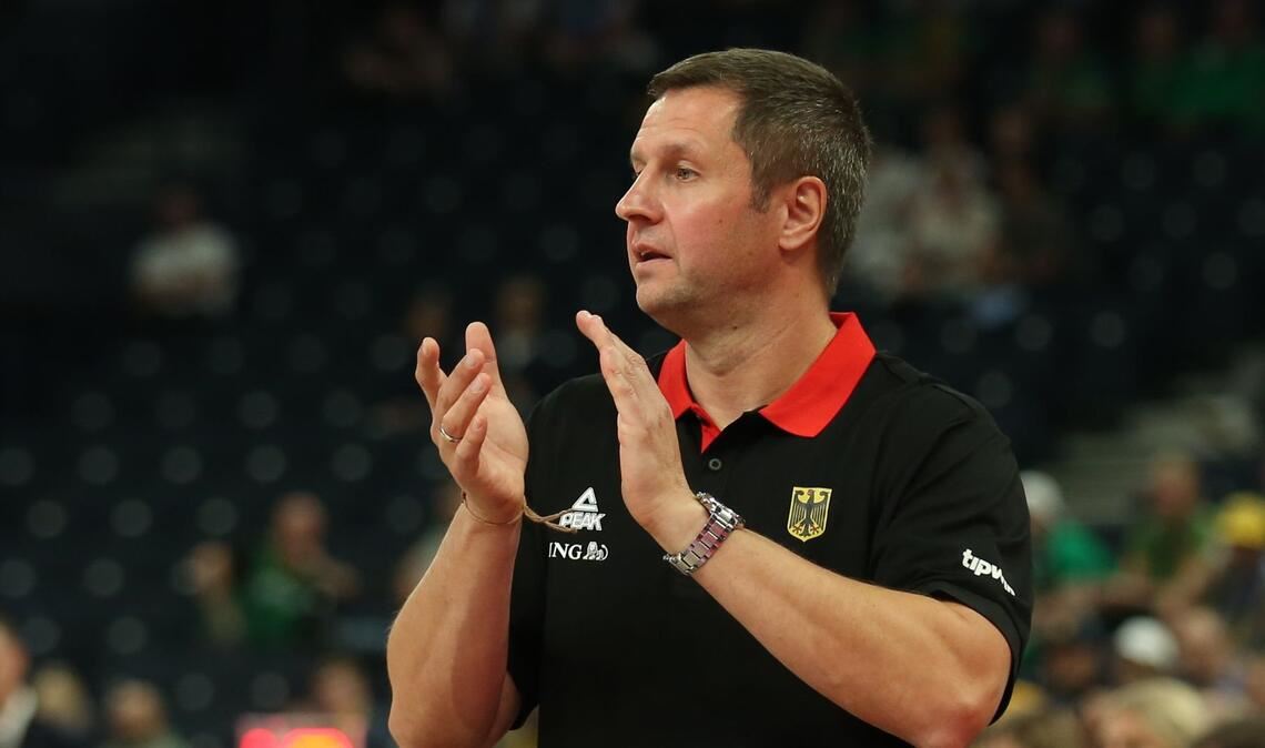 Alan Ibrahimagic applaudiert im Spiel.