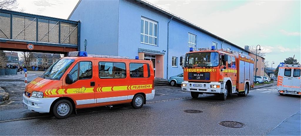 Alarm an der Realschule: Feuerwehr rückt mit einem Löschzug an. Foto: Recken
