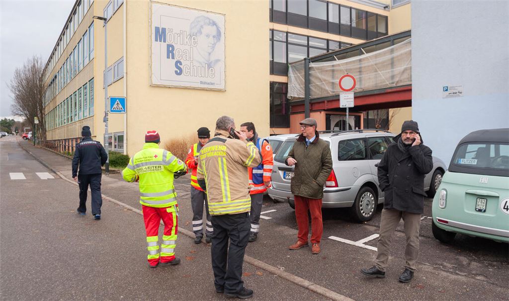 Alarm eins: Nach der Drohung gegen die Mörike-Realschule machen sich Oberbürgermeister Frank Schneider (2.v.re.) und Bürgermeister Armin Dauner (re.) vor Ort ein Bild.