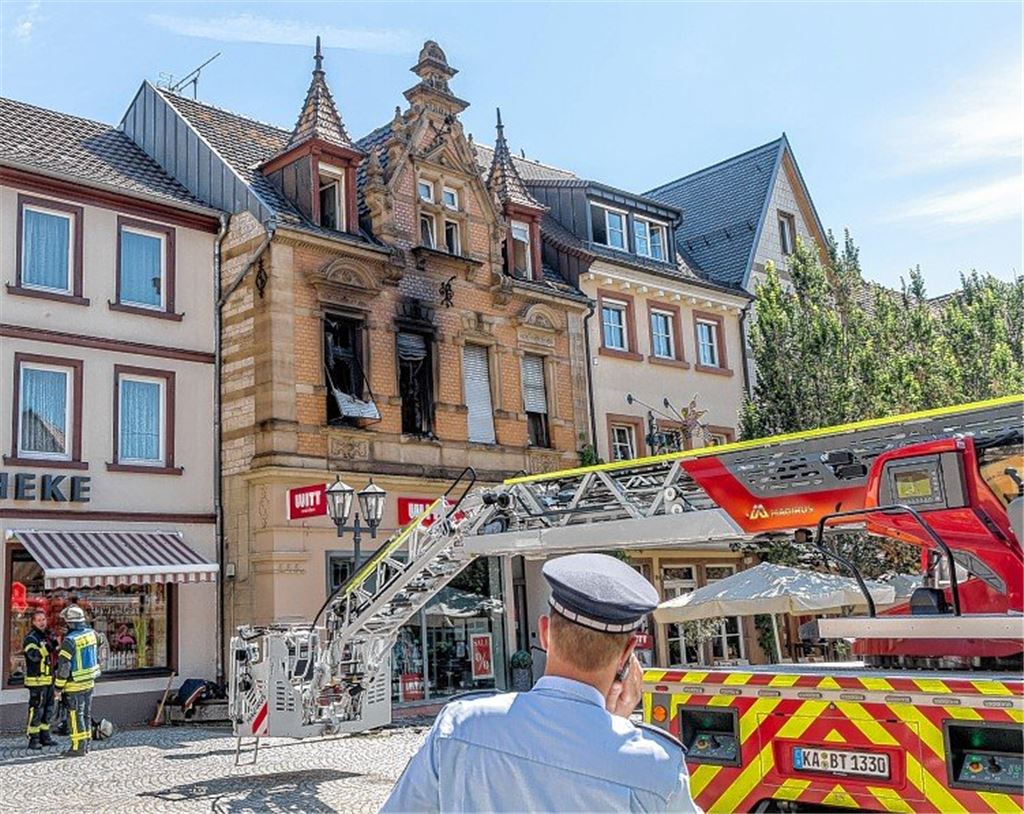 Bewohner legt Feuer in Unterkunft