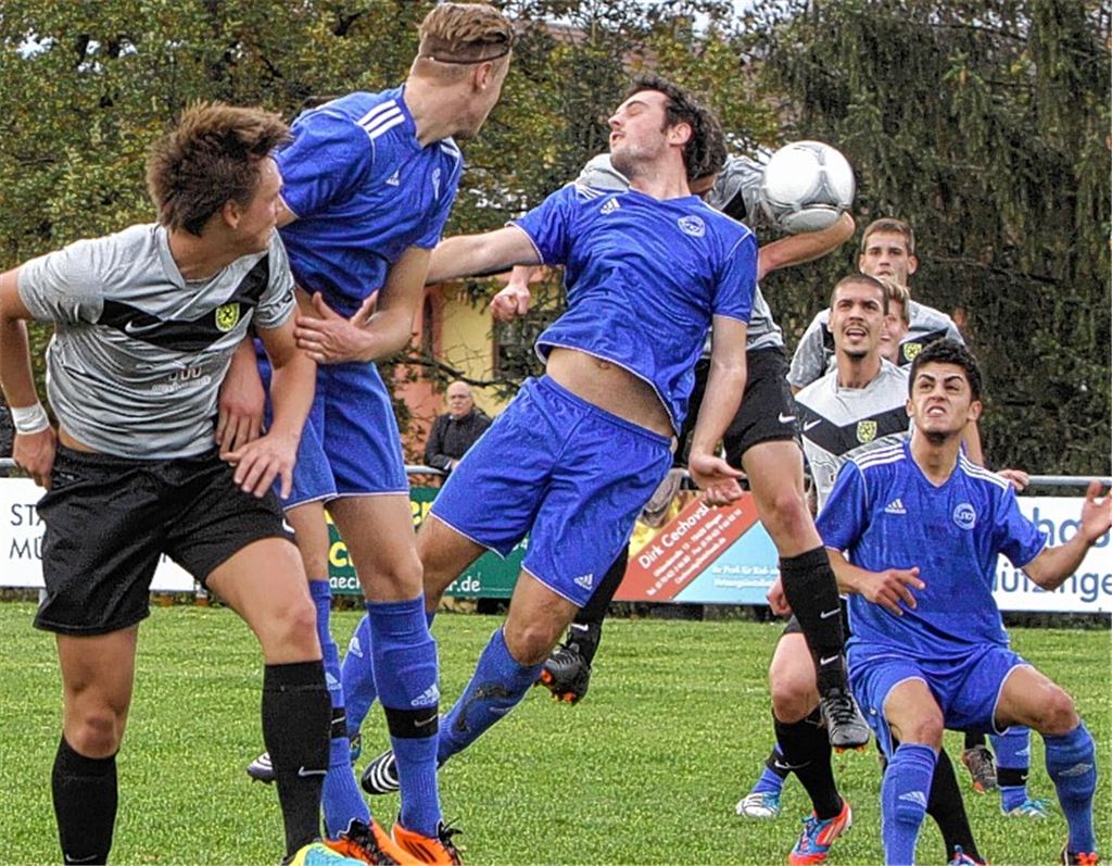 Alarm vor dem Illinger Tor, und auch in dieser Szene setzen sich die Angreifer des GSV Pleidelsheim (in Grau-Schwarz) durch. Foto: Eigner