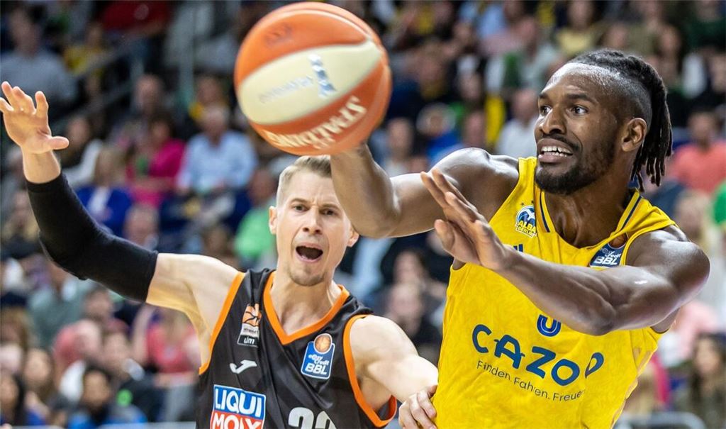 Albas Jaleen Smith (r) kämpft gegen Thomas Klepeisz von Ratiopharm Ulm um den Ball.