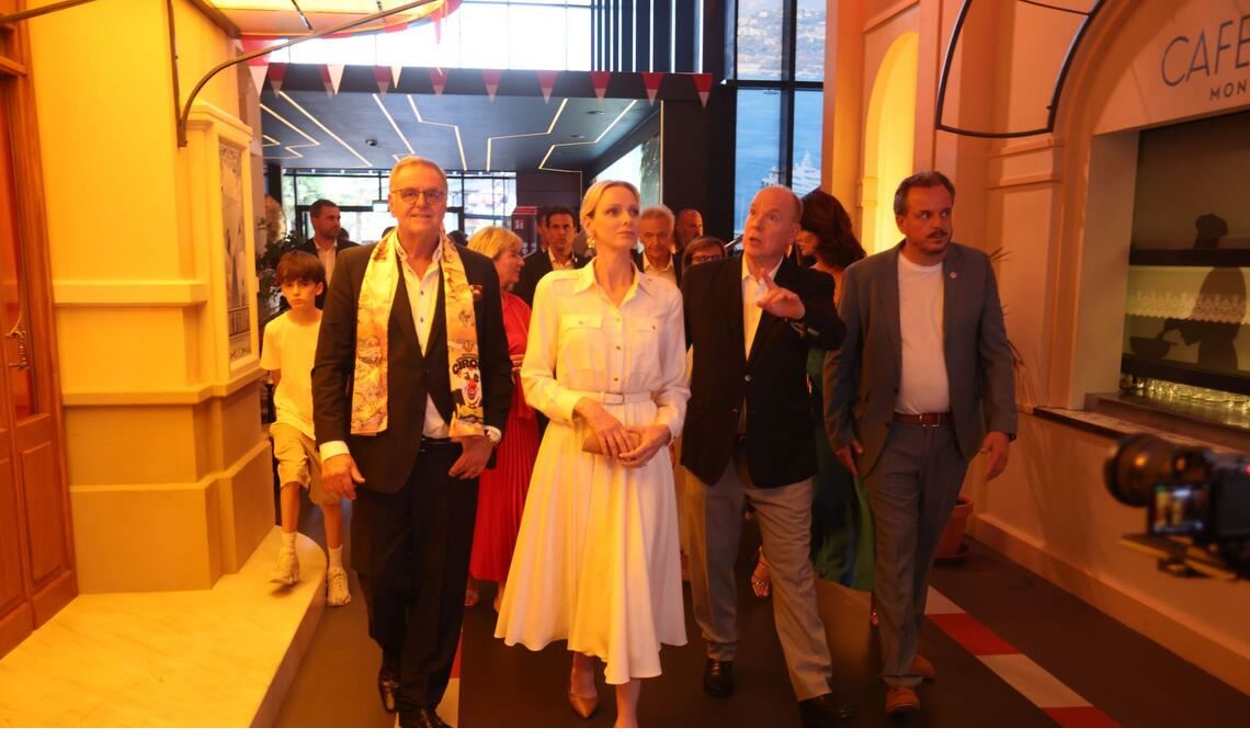 Albert II., (3.v.r) Fürst von Monaco, seine Gattin Charlene, (M) Fürstin von Monaco nehmen gemeinsam mit Roland Mack (vorne l) an einem Rundgang durch den Themenbereich Monaco im Europa-Park teil.