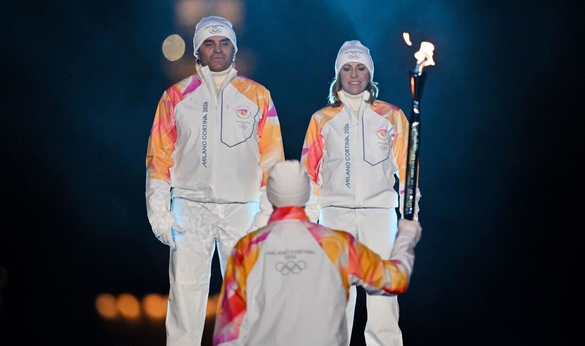 Alberto Tomba und Deborah Compagnoni entzündeten das Feuer in Mailand.