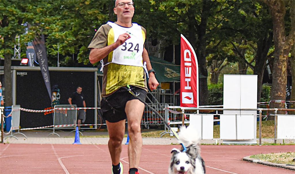 Albrecht Heidinger mit Coco im Zielsprint. Beide gewinnen den Sprint-Vierkampf. Foto: privat